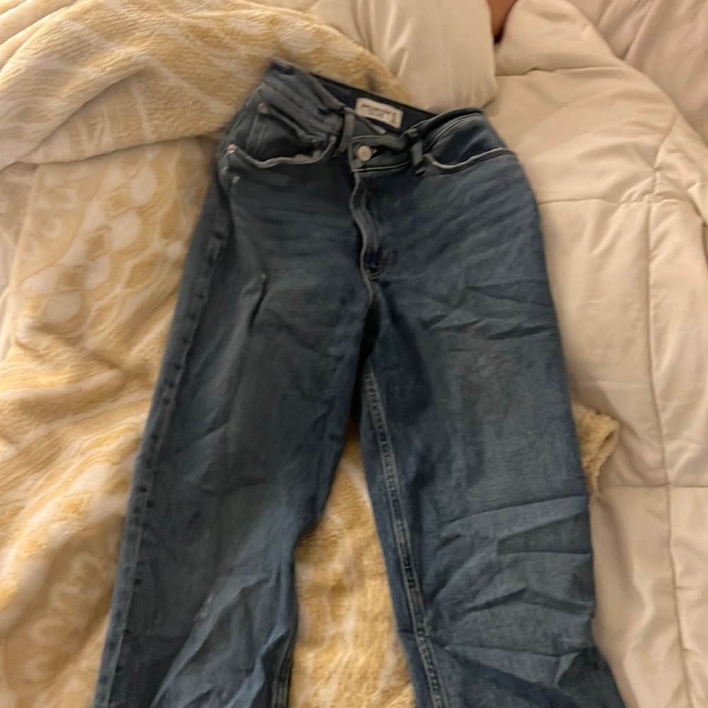 Abercombie and fitch curve love 90s straight ultra high rise. Waist 25.